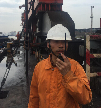 黃柏春，楊灣港務(wù)分公司裝卸工班副班長(cháng)。他工作認真、細致，有責任心。工作中，主動(dòng)排除班中的各類(lèi)安全隱患，避免事故的發(fā)生，實(shí)現班組安全生產(chǎn)無(wú)事故。  “決不把隱患交到下一班?！边@是黃柏春的一貫工作作風(fēng)。在4月中旬的一個(gè)夜班，在一條海輪卸貨作業(yè)結束后，由于裝卸的煤炭中有大量的煤矸石，料斗斗口被完全卡住，必須人工進(jìn)入料斗內進(jìn)行清理，工人在料斗中作業(yè)十分危險，身為副班長(cháng)的他主動(dòng)擔負起料斗內清理的任務(wù)。他叫來(lái)了兩位工友，與自己一起進(jìn)入料斗，在保證斗內貨物不坍塌的情況下，用手一塊塊的挖出了卡在料斗口的煤矸石，一直干到上早班的工友來(lái)接班才將斗口完全疏通好，累得他直不起腰來(lái)。  班中，他時(shí)刻留意員工的操作行為，保證員工安全無(wú)事故。4月下旬的一個(gè)白班，他們班和外務(wù)工配合進(jìn)行圓鋼卸船作業(yè)，一名新進(jìn)的外務(wù)工在掛鉤結束后站到了艙壁的里側，貨物起吊時(shí)突然晃動(dòng)起來(lái)，離新外務(wù)工3米遠的黃柏春一看不對勁，立刻起身一個(gè)快步?jīng)_到他身后將他往后一拉，只聽(tīng)“砰”一聲，圓鋼撞在了他旁邊的艙壁上，“好險啊，多虧你，不然就撞到我了?！蓖鈩?wù)工驚恐地說(shuō)。 “你不能站在里側，很危險，工作時(shí)得處處小心?！秉S柏春拉著(zhù)這位外務(wù)工的手臂厲聲地說(shuō)。黃柏春就是這樣，班中時(shí)刻留意著(zhù)每位員工的操作行為，守護著(zhù)每位員工的生命安全，讓班組員工高高興興上班，安安全全回家。  “檢查一下勞保用品佩戴好沒(méi)有”。這是黃柏春每天上班時(shí)必說(shuō)的一句話(huà)。一次，班里有位員工在江船清艙作業(yè)時(shí)救生衣未穿，黃柏春知道后狠狠地批評了他，對他說(shuō)：“臨水作業(yè)不穿救生衣，就是對自己不負責，要是出了事，后悔也來(lái)不及?！? 擔任副班長(cháng)一年多以來(lái)，黃柏春時(shí)刻把班組安全工作當作頭等大事，是班組員工的安全守護人。他班前注重安全檢查，排除隱患，班中時(shí)刻留心員工操作行為，發(fā)現問(wèn)題，及時(shí)處理，保證班組員工在安全環(huán)境下作業(yè)，避免了事故的發(fā)生，為班組員工撐起一把“安全傘”。